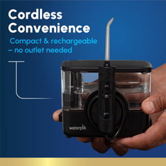 Waterpik ION junto a objetos comunes para comparar tamaño y ahorro de espacio