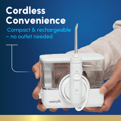 Comparación de tamaño Waterpik ION sobre encimera mostrando su formato compacto