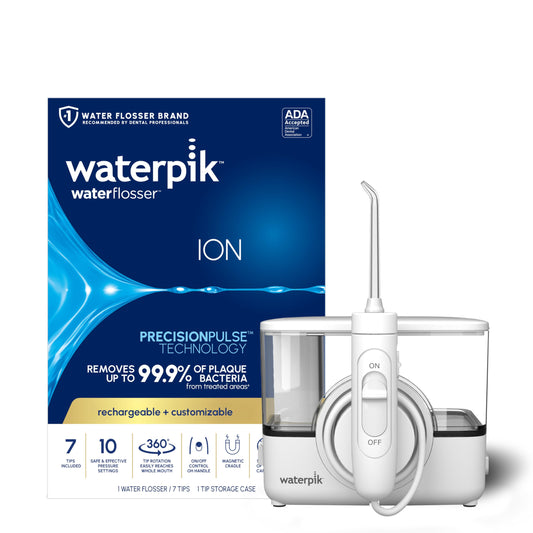 Waterpik ION vista frontal en encimera mostrando diseño compacto y limpieza eficiente