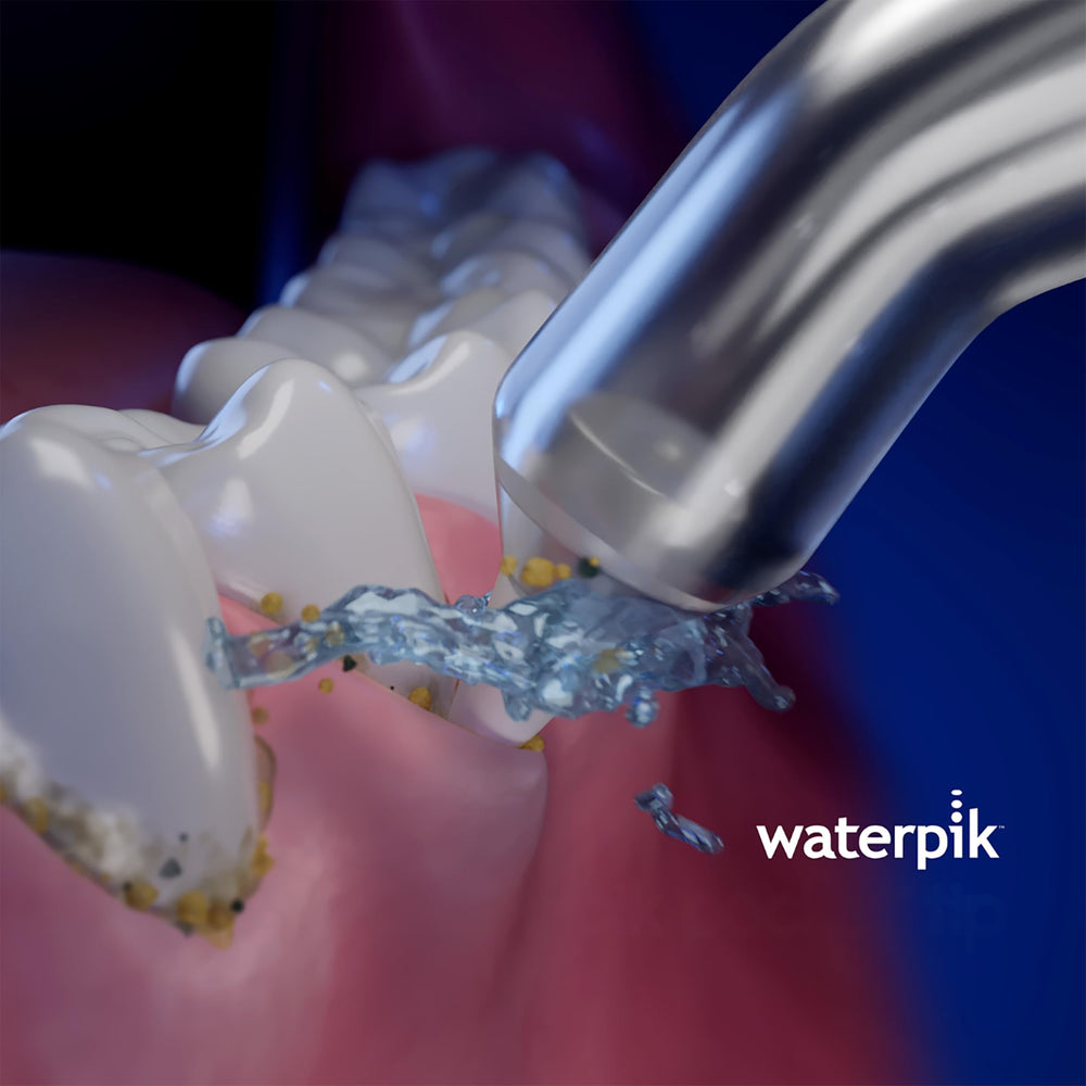 Comparación de tamaño Waterpik Pik Pocket junto a irrigador, ajuste y escala visibles