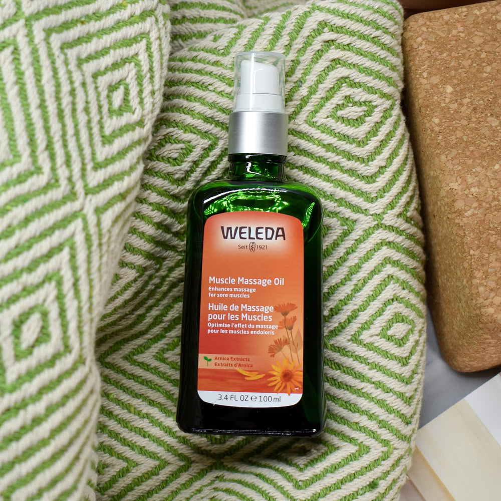 Weleda botella junto a una regla para mostrar el tamaño de 100 ml