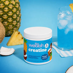 Vaso con Wellah Creatine Blue Hawaii mezclado, bebida refrescante para consumo diario