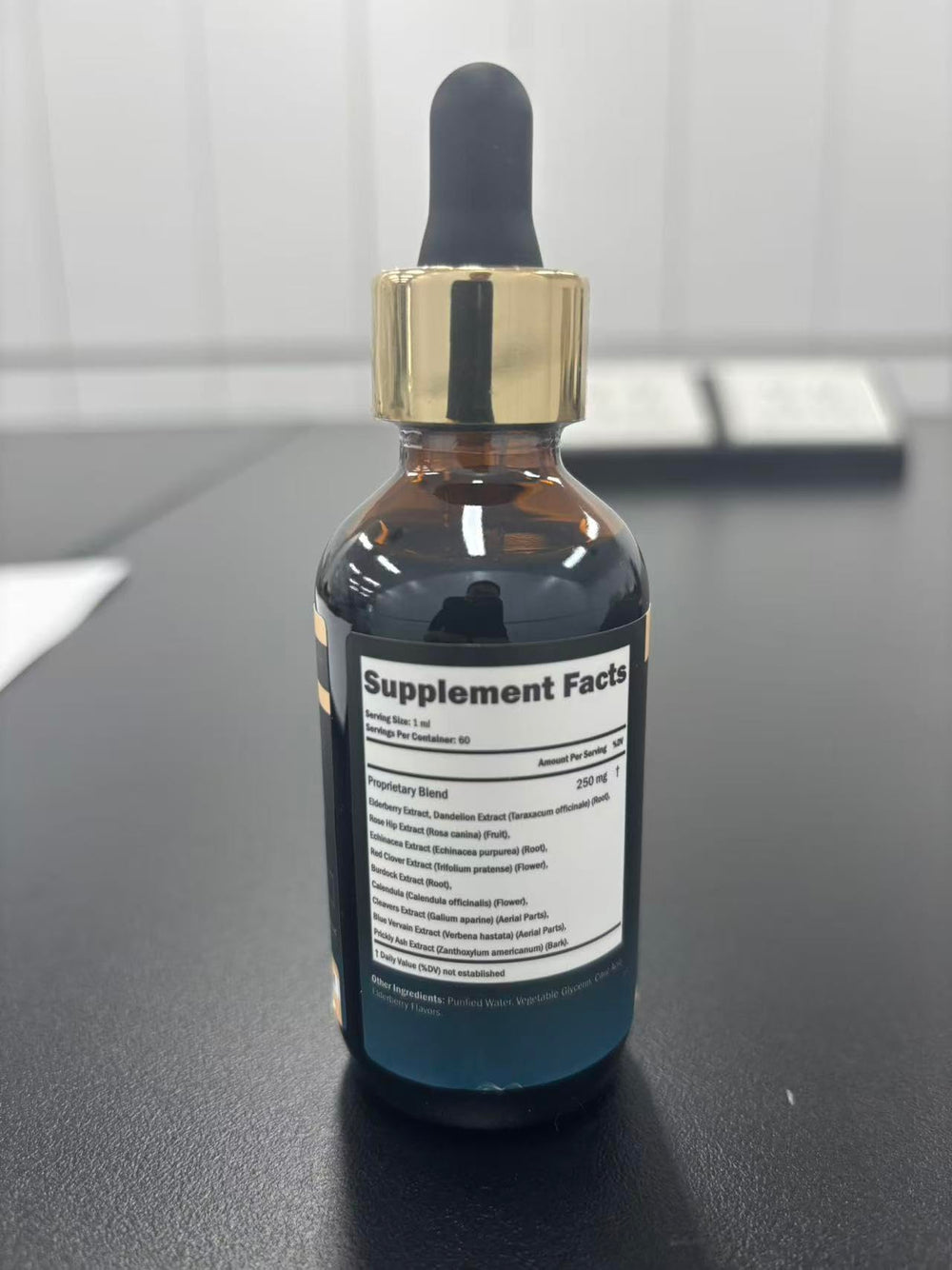 Wellanova botella abierta con etiqueta legible que confirma ingredientes veganos