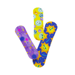 Welly curitas aplicadas en rodilla de niño protegiendo durante el juego