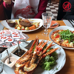 Wesiti mesa de fiesta de mariscos usando baberos prácticos