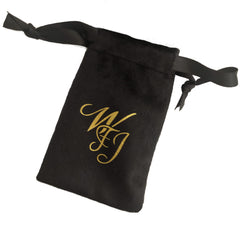 WFJ pulseras combinadas con ropa casual mostrando versatilidad