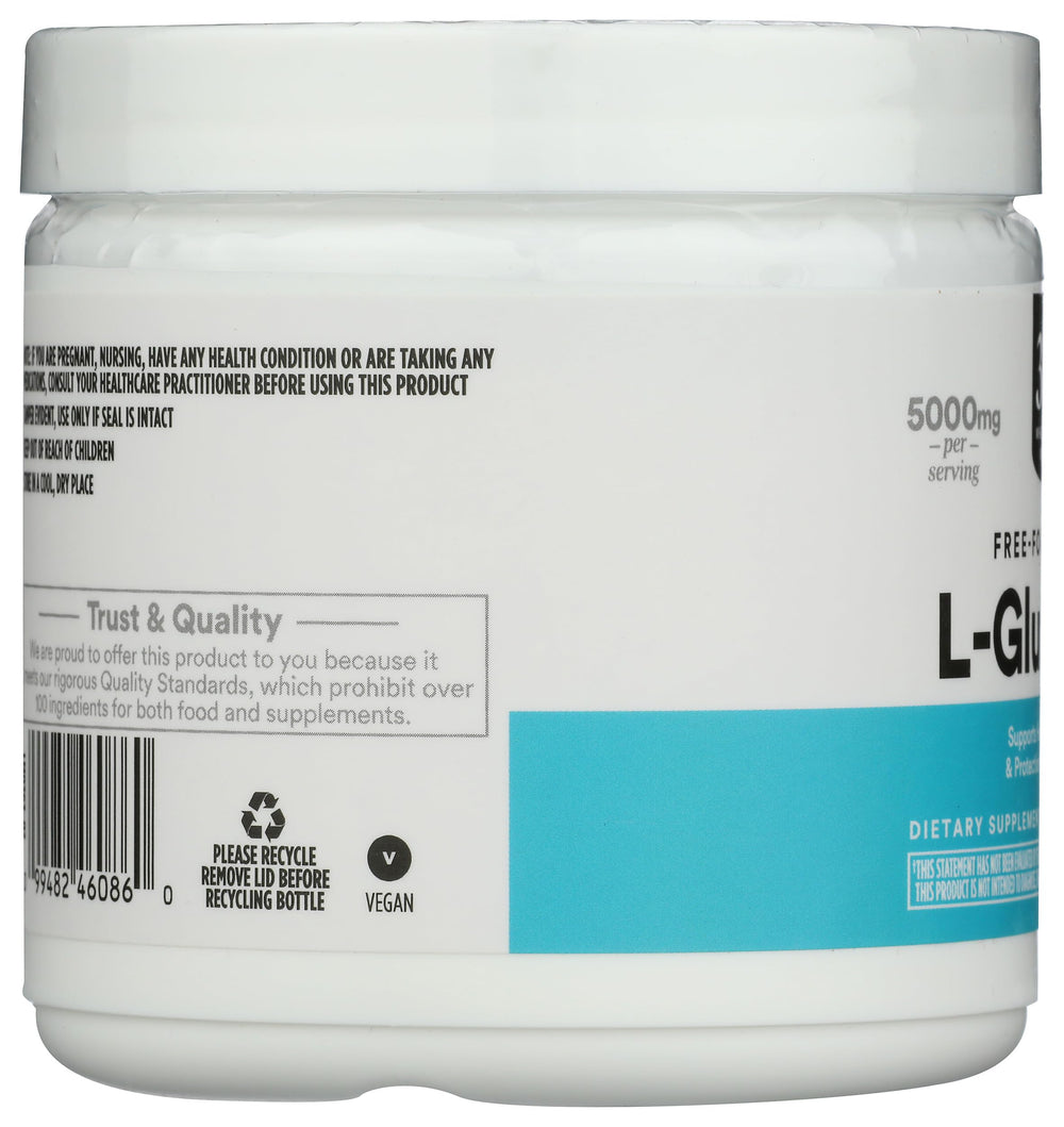 Polvo de L-Glutamina de Whole Foods Market mezclado en batido, aporta versatilidad diaria
