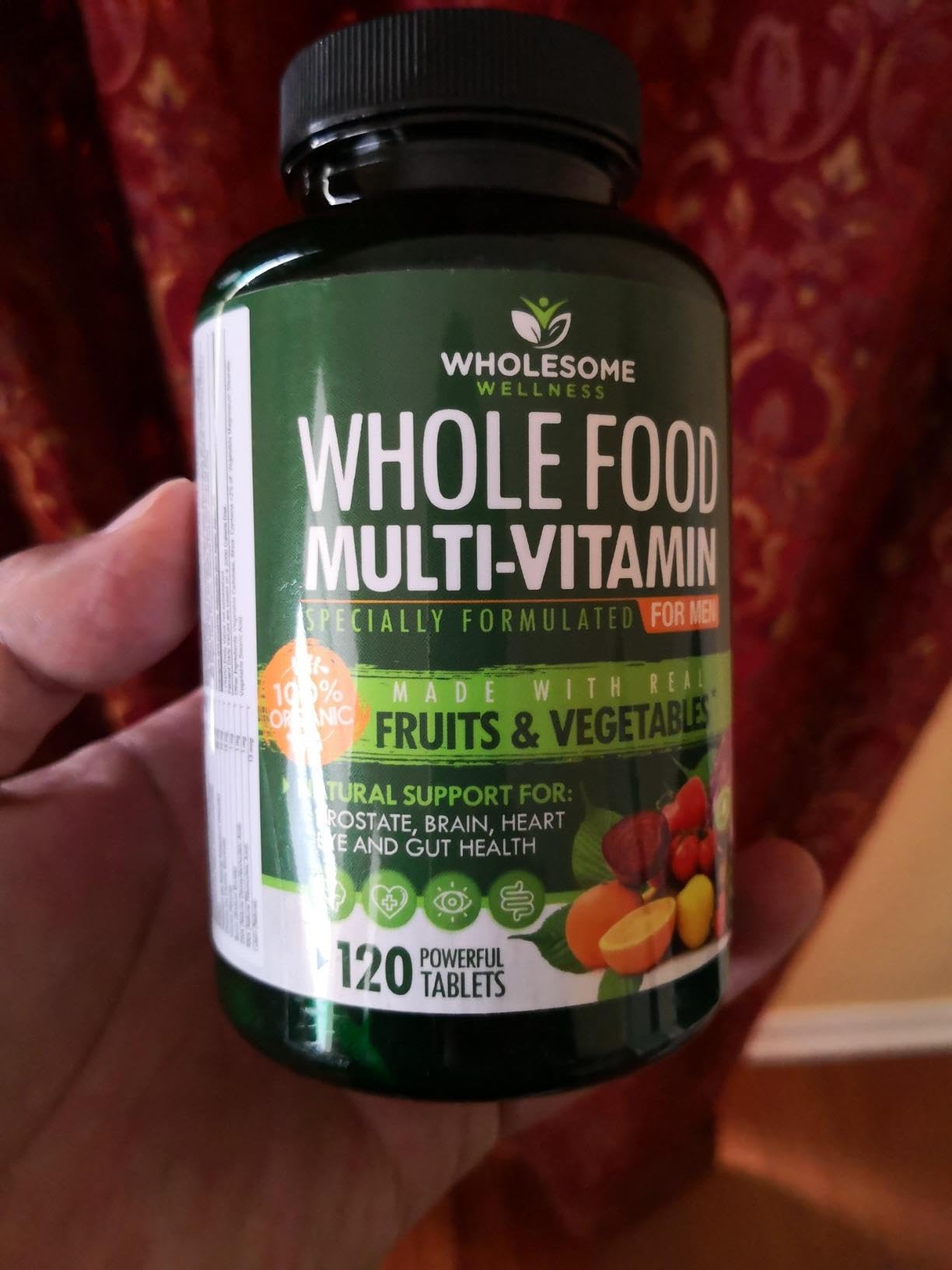 Wholesome Wellness tabletas en mano para demostrar portabilidad y conveniencia