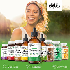 Wild & Organic gotas añadidas a una taza de té frío para integración rápida
