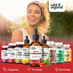 Wild & Organic botella en mano para comparar tamaño y portabilidad