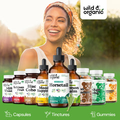 Wild & Organic frasco junto a manos para comparar tamaño y porciones