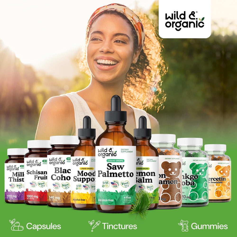 Wild & Organic frasco junto a bayas y hojas que sugieren ingredientes naturales