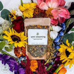 WILDFLOWER WELLNESS escenario de ritual con velas y toalla limpia