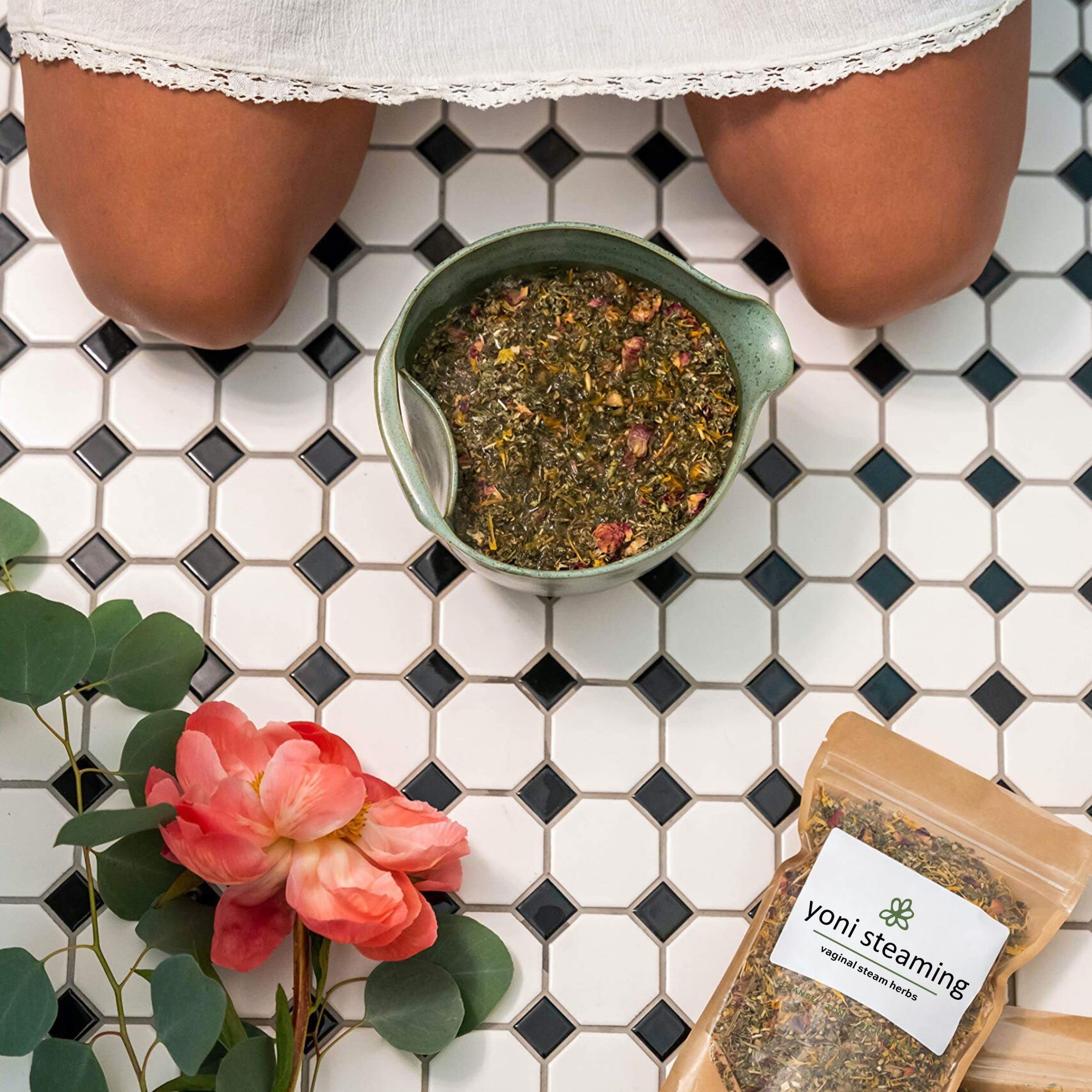 WILDFLOWER WELLNESS mano junto al paquete para visualizar tamaño