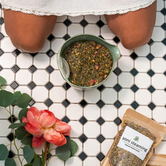 WILDFLOWER WELLNESS mano junto al paquete para visualizar tamaño