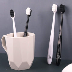 Wimolek cepillo colocado en baño moderno demostrando uso cotidiano