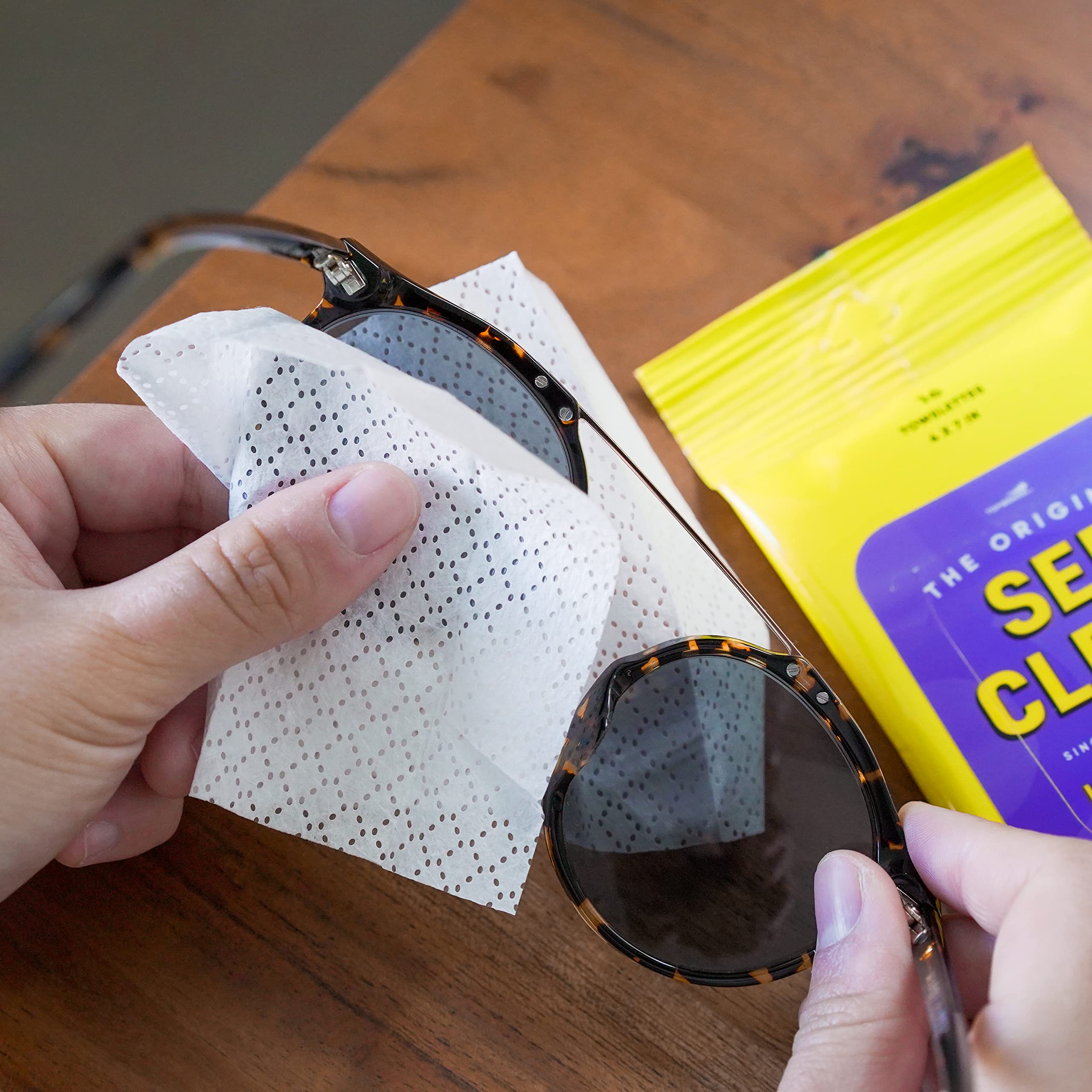 Wipemart toallitas en escritorio con gafas y teléfono, solución diaria