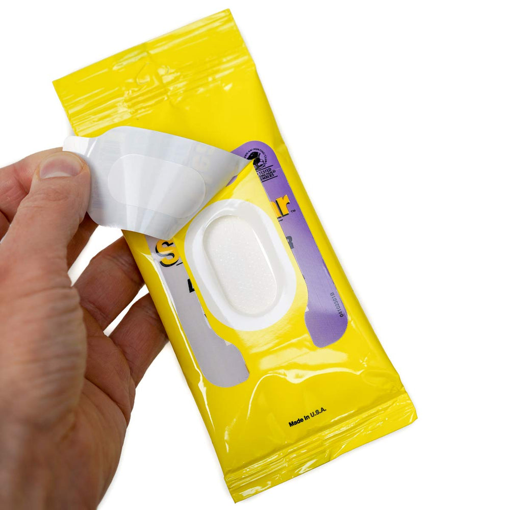 Wipemart toallita desplegada mostrando textura suave para limpieza segura