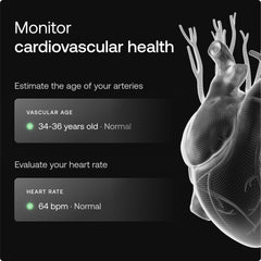 Persona usando WITHINGS Body Scan registrando peso y ritmo cardiaco