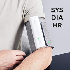 Withings BPM Connect en una mesa de salón ofreciendo control de salud doméstico