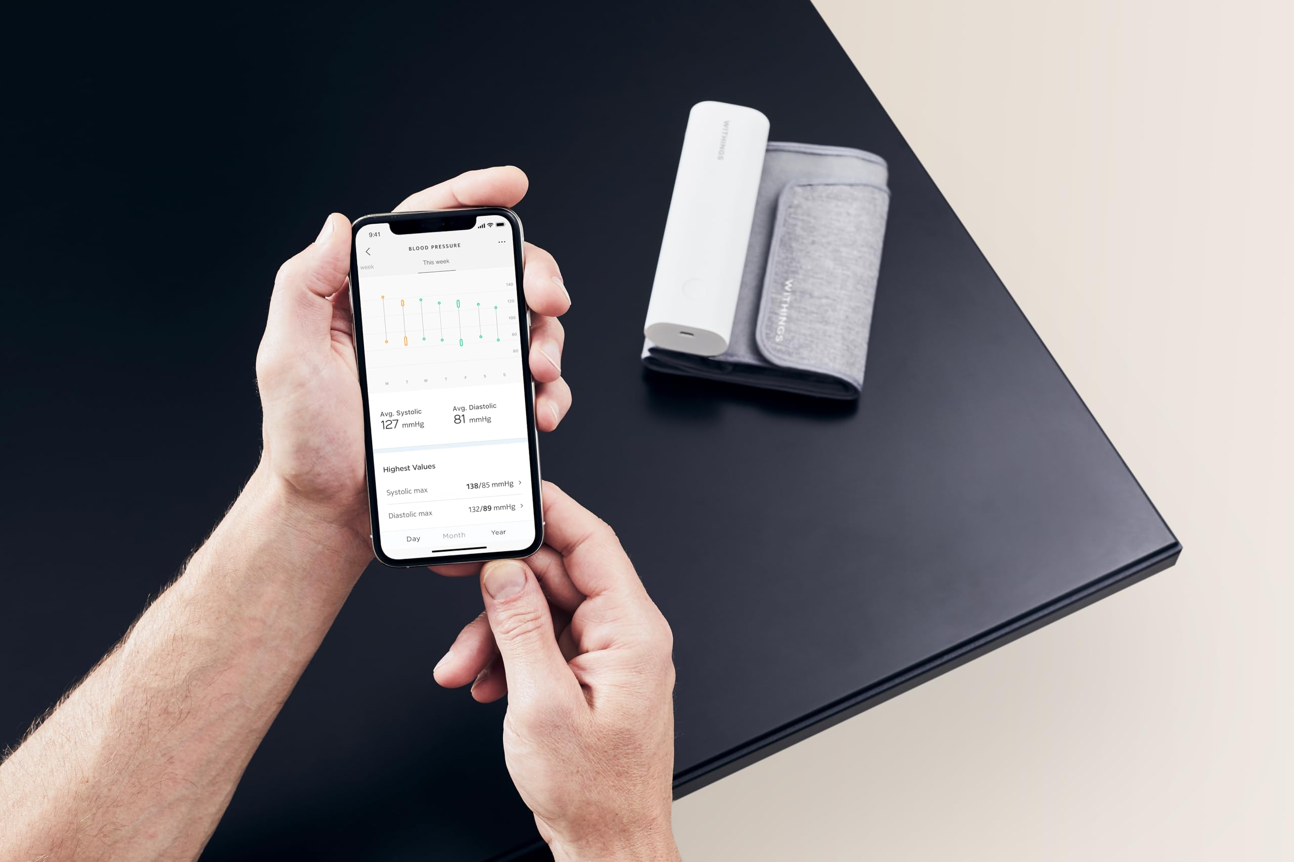 Withings BPM Connect en uso en brazo demostrando facilidad y comodidad