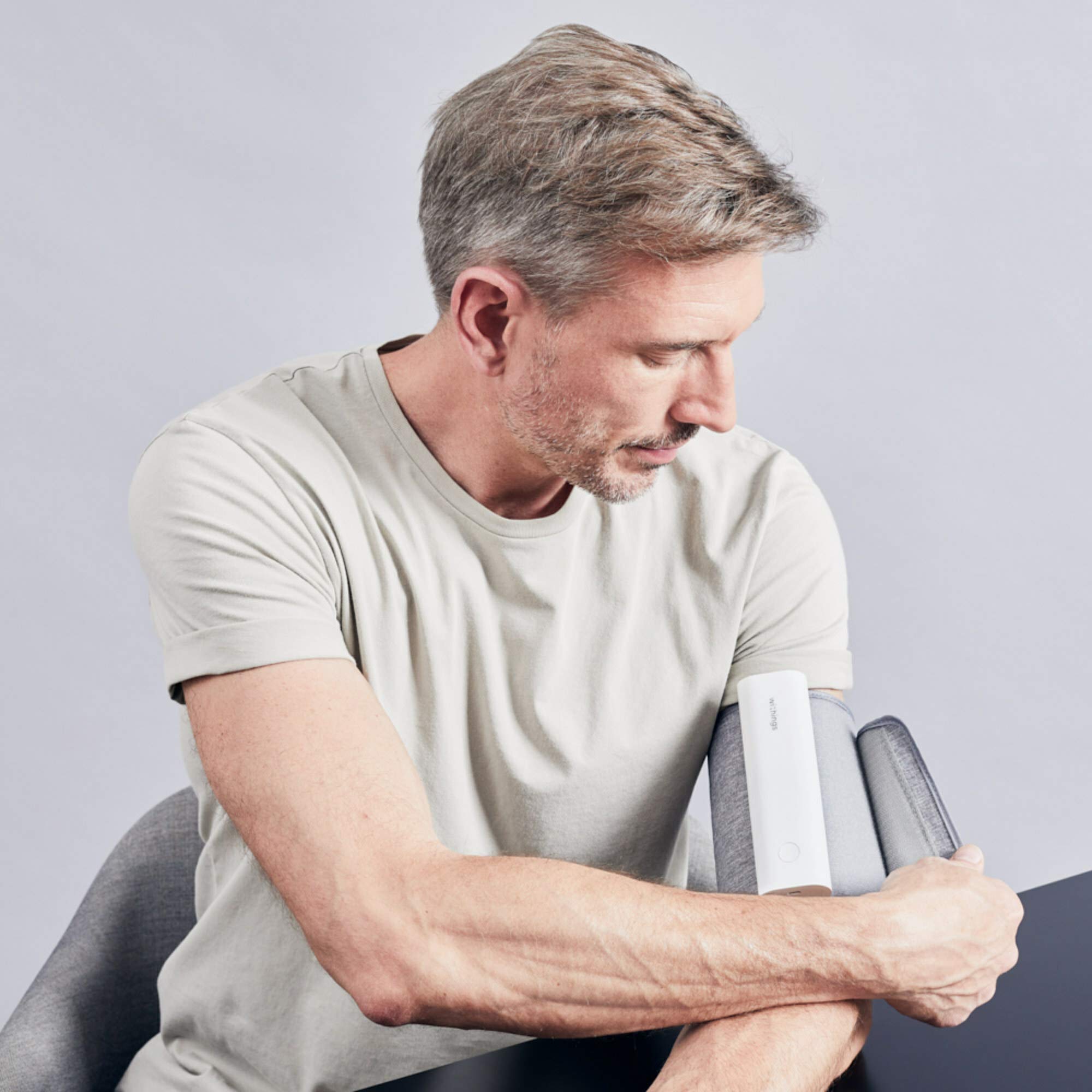 Withings BPM Connect comparado con una mano para referencia de tamaño compacto