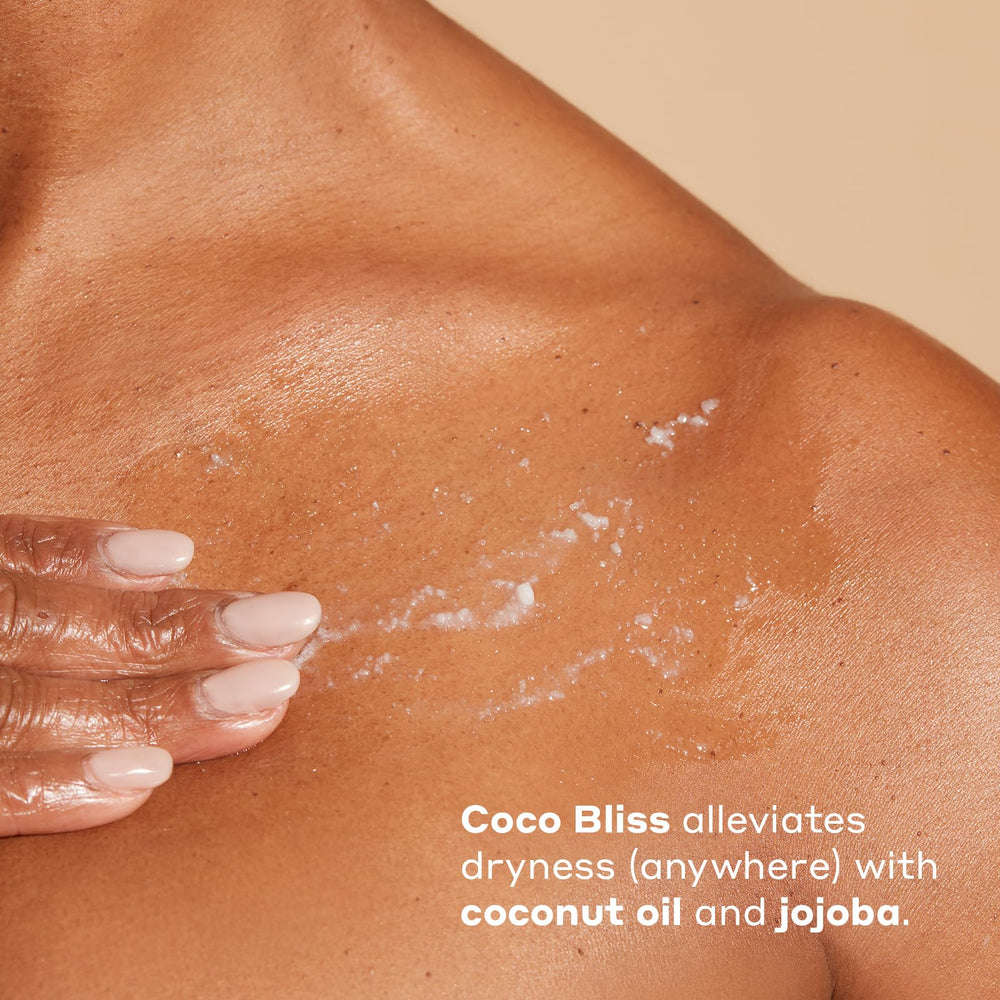 Womaness Coco Bliss aplicándose en vulva externa para alivio de sequedad