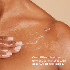 Womaness Coco Bliss aplicándose en vulva externa para alivio de sequedad