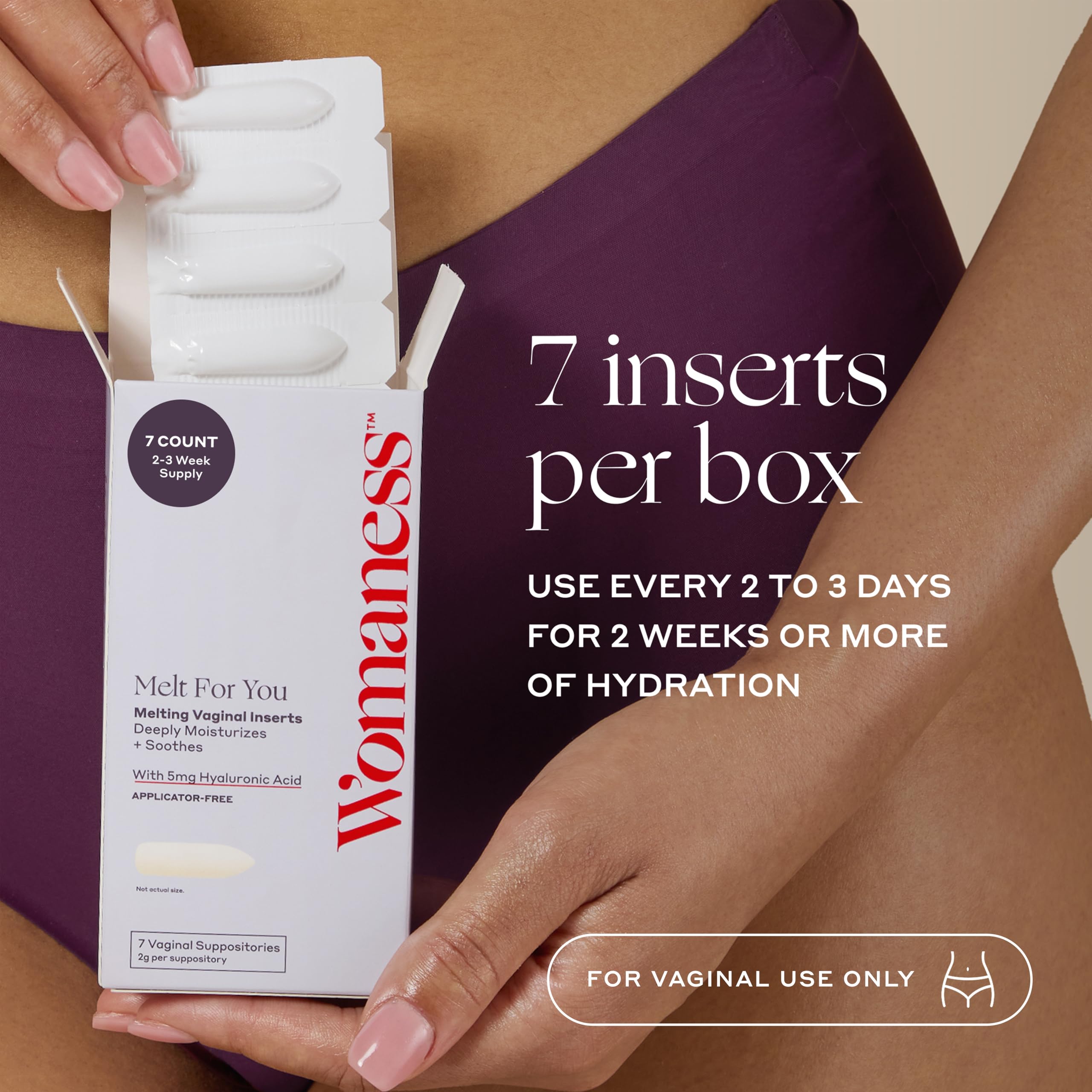 Womaness insert en mano para comparar tamaño y facilitar uso