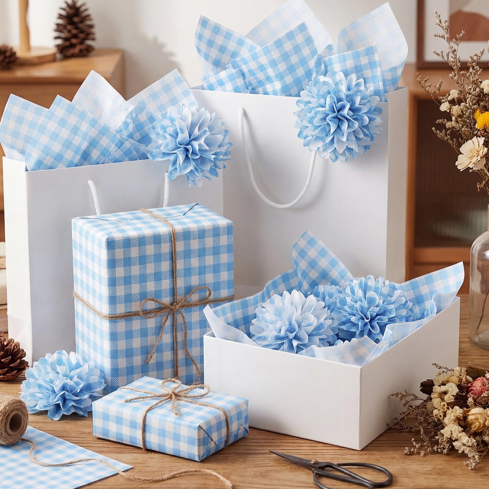 woric rellenando bolsas de regalo, aporta acabado decorativo y uniforme