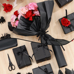 woric papel negro como relleno en ramo, ofrece contraste elegante