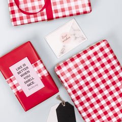 WRAPAHOLIC ambientación en mesa de fiesta con regalos, aporta estilo clásico y coordinado