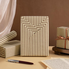 WRAPAHOLIC papel en uso envolviendo regalo pequeño con acabado limpio