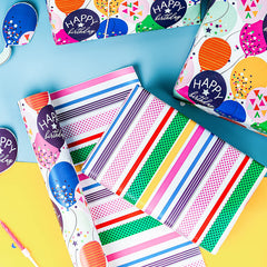 WRAPAHOLIC manos envolviendo regalo, acabado limpio y profesional