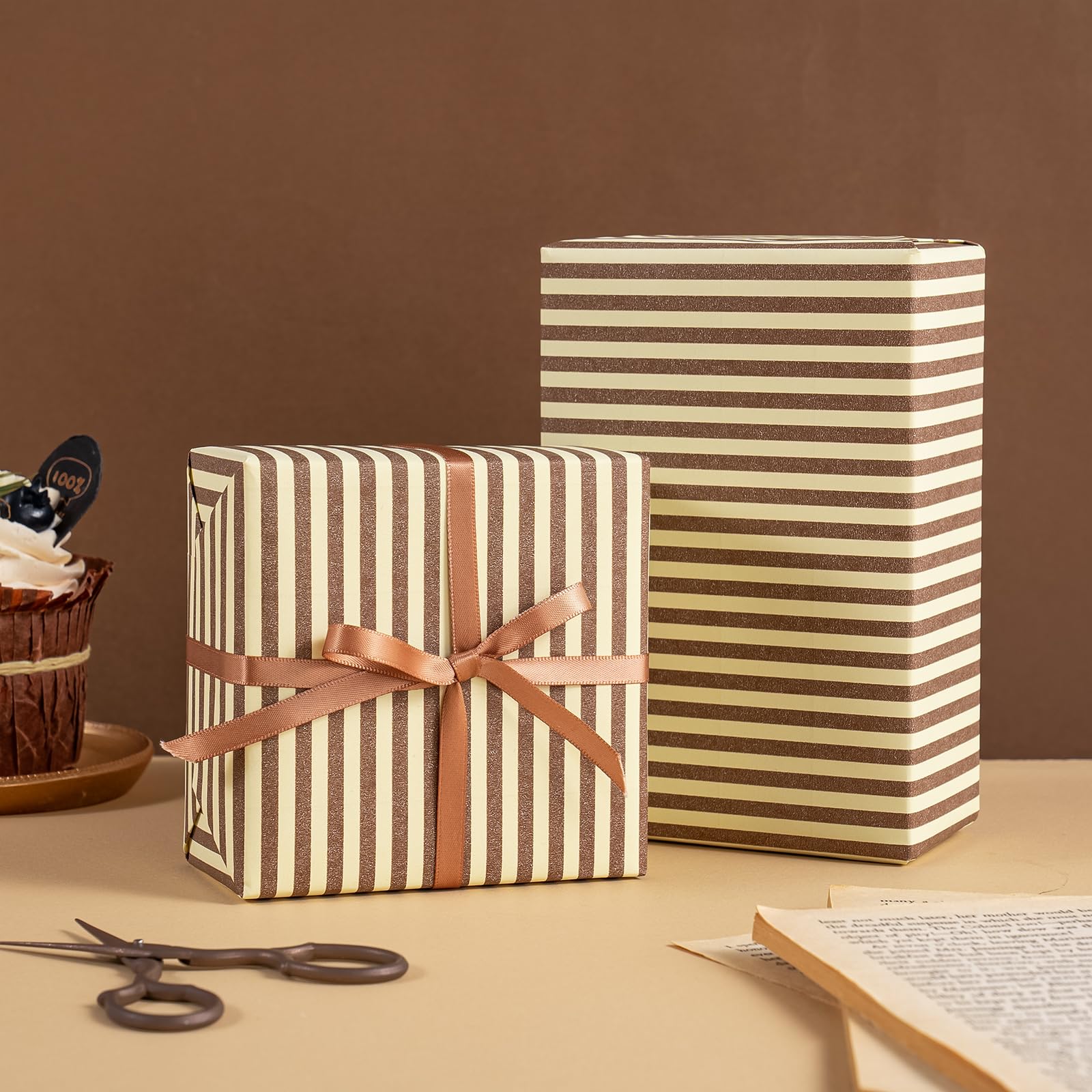 WRAPAHOLIC etiqueta y cinta sobre papel rayado realzan la presentación