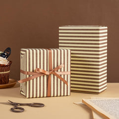 WRAPAHOLIC etiqueta y cinta sobre papel rayado realzan la presentación