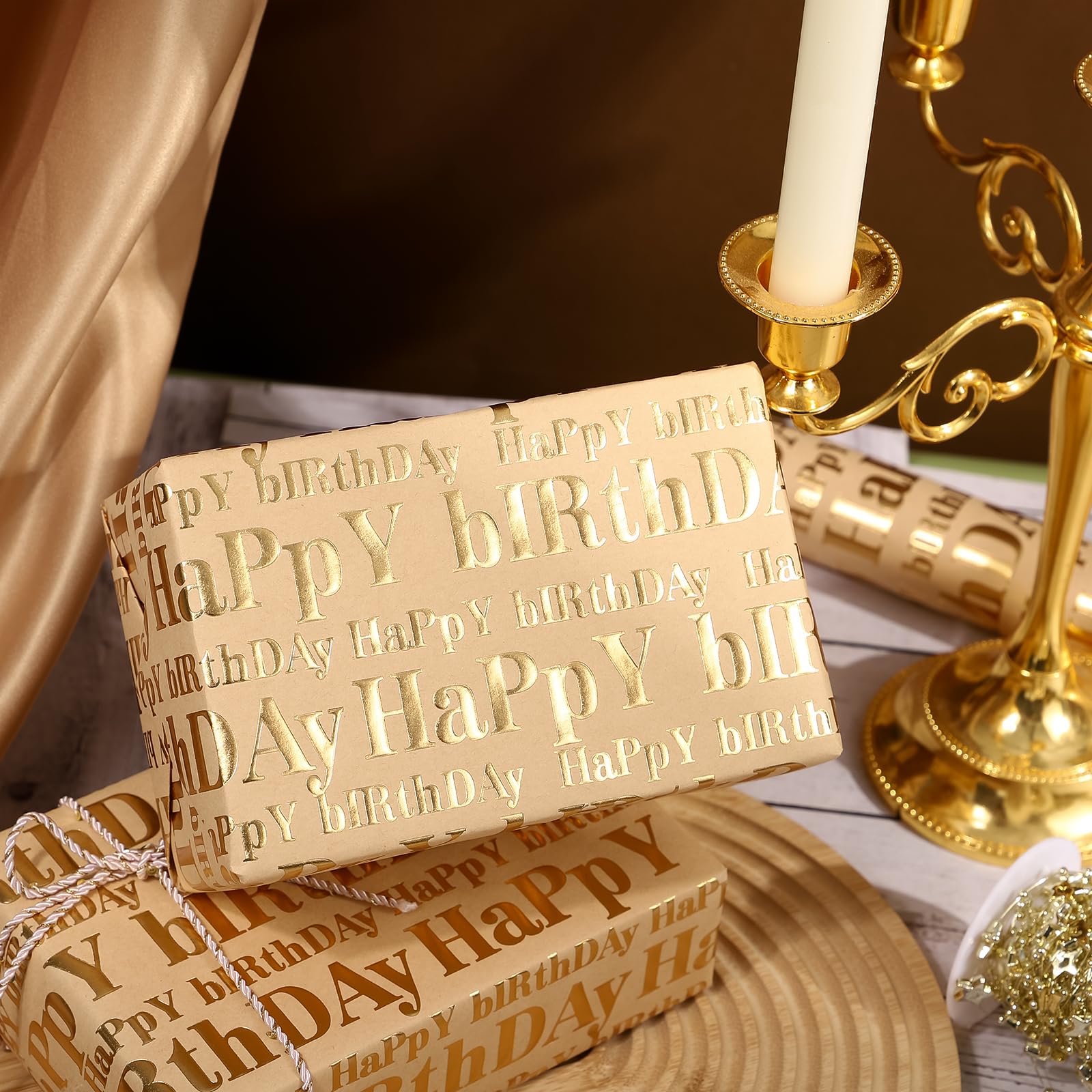 WRAPAHOLIC detalle de letras doradas foil, impacto visual brillante