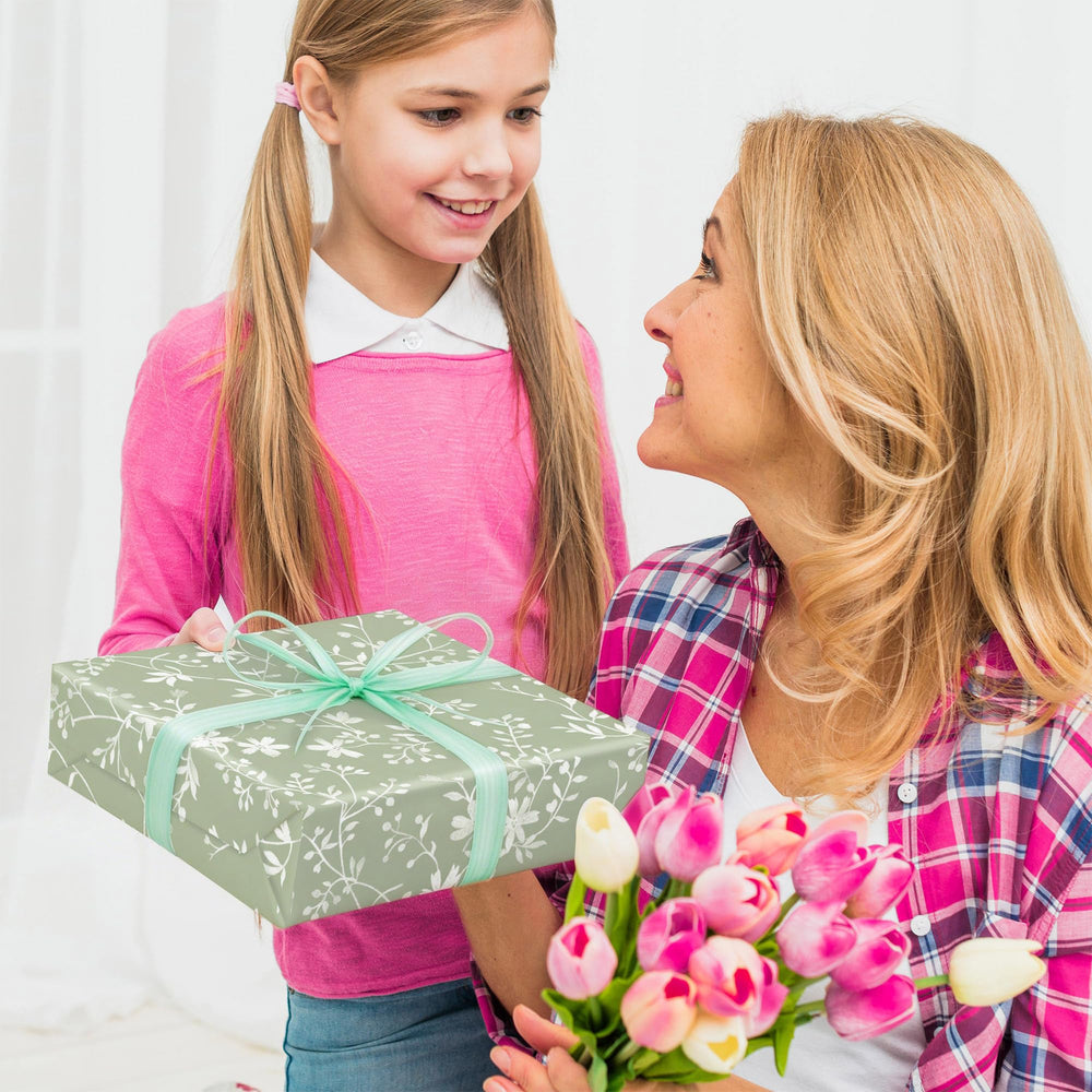 WRAPLULU mesa de regalos ambientada con varios paquetes en estilo natural
