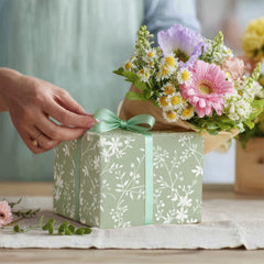 WRAPLULU etiqueta y lazo combinados con papel verde sage para acabado refinado