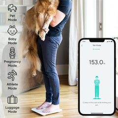 Wyze Smart Scale X junto a maleta para comparar tamaño y uso en viajes