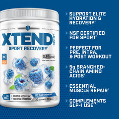 Xtend vaso con bebida azul raspbery en uso, hidratación rápida durante el entrenamiento
