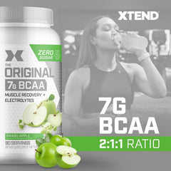 Xtend bebida mezclada en vaso durante entrenamiento para hidratación rápida