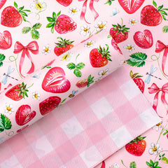 Yarcony vista frontal del rollo con fresas y lazos, aporta presentación dulce