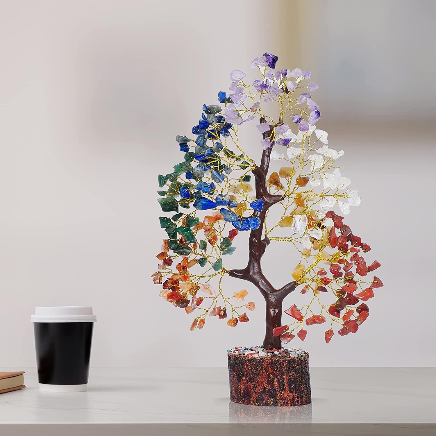 YATSKIA árbol sobre escritorio aportando calma y decoración funcional