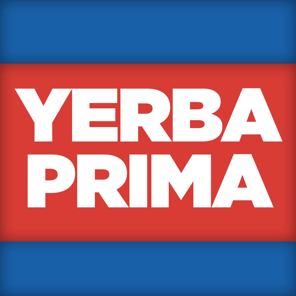 Frasco de Yerba Prima en cocina junto a frutas y agua, beneficio integración diaria