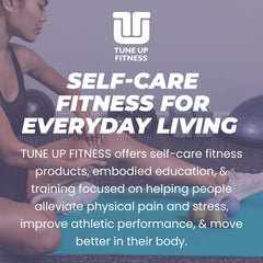 YOGA TUNE UP comparación de tamaño con una mano para referencia de escala