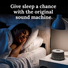 YOGASLEEP Dohm Classic en sala en gris, combina con decoraciones modernas