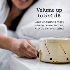 YOGASLEEP Dohm Classic tan en mesita de noche, facilita sueño constante