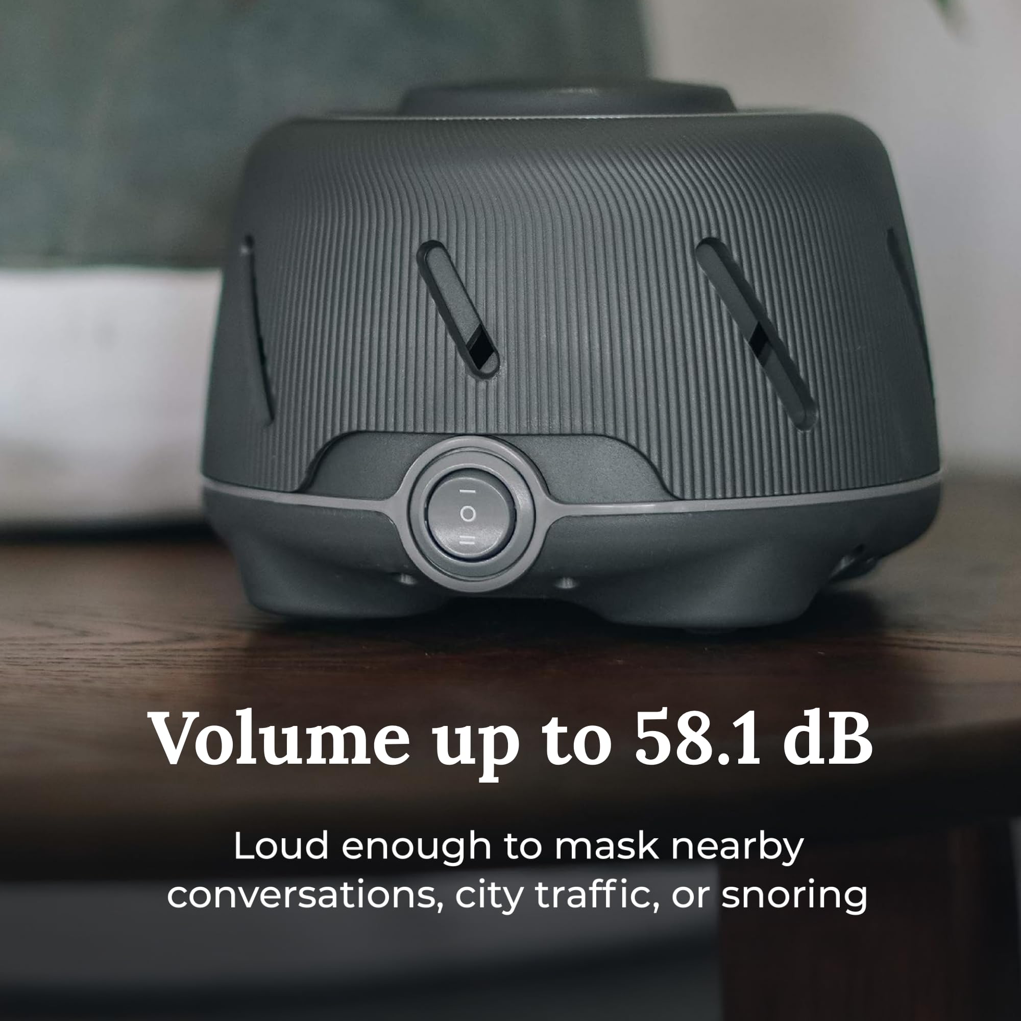 YOGASLEEP Dohm en mesita junto a lámpara aporta ambiente relajante