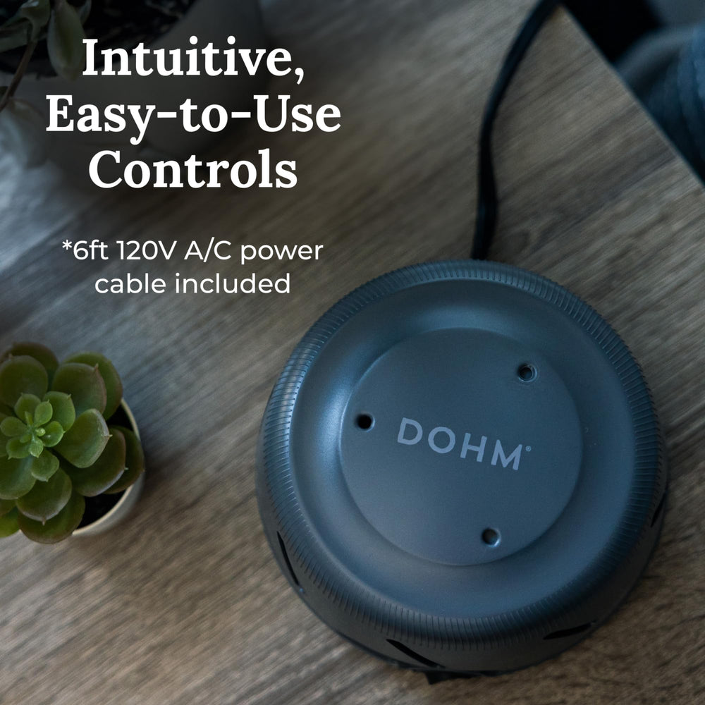 YOGASLEEP Dohm Uno en mesa de oficina protegiendo privacidad y concentración
